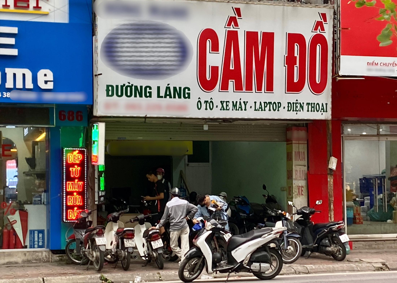 Các cửa hàng cầm đồ trên đường Láng tấp nập trong mùa Euro Các cửa hàng cầm đồ trên đường Láng tấp nập trong mùa Euro