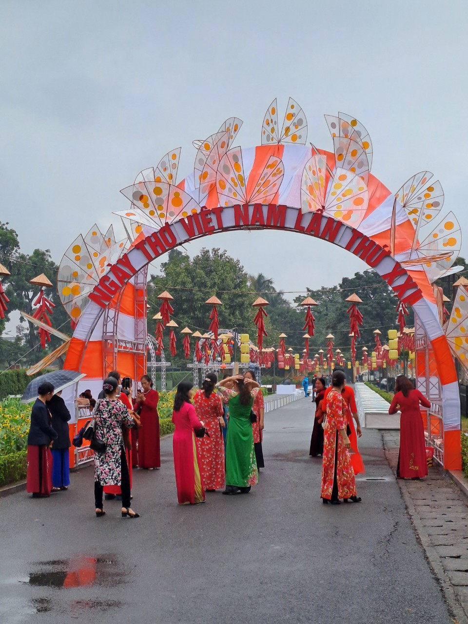 Khung cảnh Ngày thơ Việt Nam lần thứ XXI ban ngày và ban đêm Ảnh: BTCCC