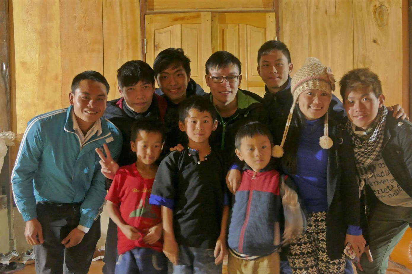 Những em nhỏ ở La Pán Tẩn được vợ chồng A Dê dạy tiếng Anh, học cách làm du lịch Những em nhỏ ở La Pán Tẩn được vợ chồng A Dê dạy tiếng Anh, học cách làm du lịch