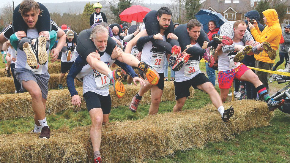 Các thí sinh cõng vợ qua chướng ngại vật