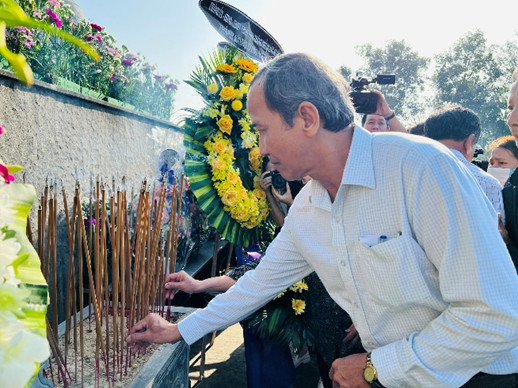 Người dân Quảng Ngãi thắp hương tưởng niệm nạn nhân vụ thảm sát Mỹ Lai Người dân Quảng Ngãi thắp hương tưởng niệm nạn nhân vụ thảm sát Mỹ Lai