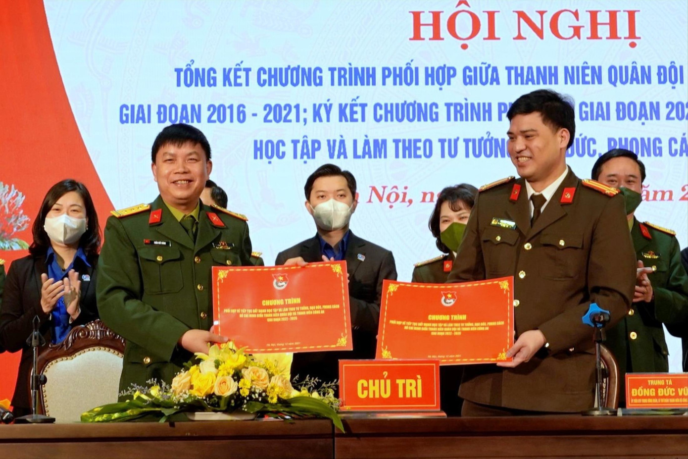 Lãnh đạo Ban Thanh niên Quân đội và Đoàn Thanh niên Bộ Công an ký kết chương trình phối hợp giai đoạn 2022-2026 giữa tuổi trẻ hai lực lượng, tháng 12/2021. ẢNH: NGUYỄN MINH Lãnh đạo Ban Thanh niên Quân đội và Đoàn Thanh niên Bộ Công an ký kết chương trình phối hợp giai đoạn 2022-2026 giữa tuổi trẻ hai lực lượng, tháng 12/2021. ẢNH: NGUYỄN MINH