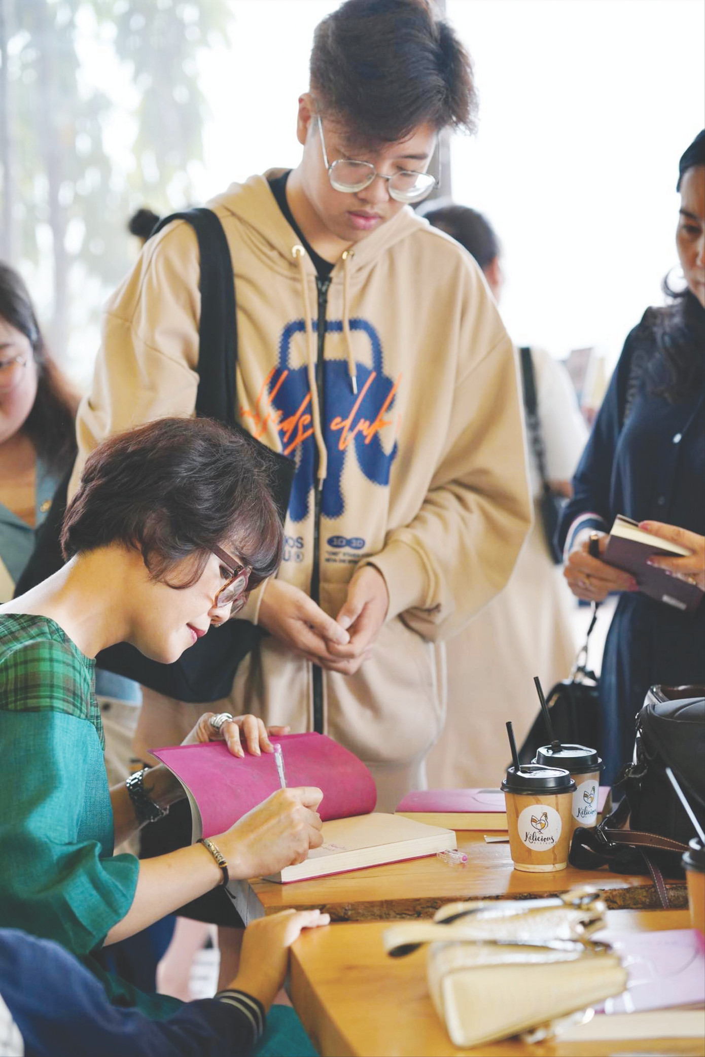 Ký tặng bạn đọc Hà Nội Ảnh: NVCC