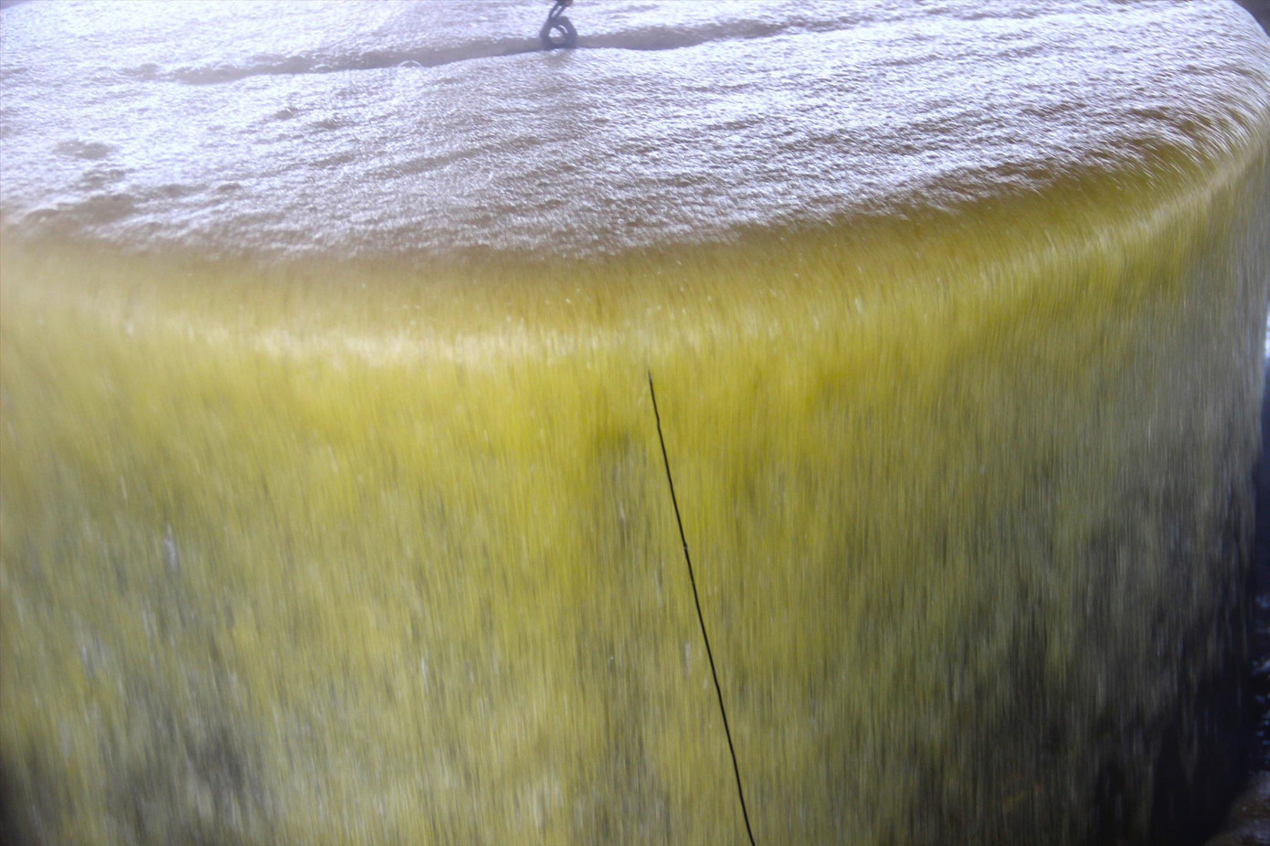 Nước mía sau khi đun nấu trong lò sẽ sủi bọt để lại lớp mật cô đọng phía dưới đáy nồi.