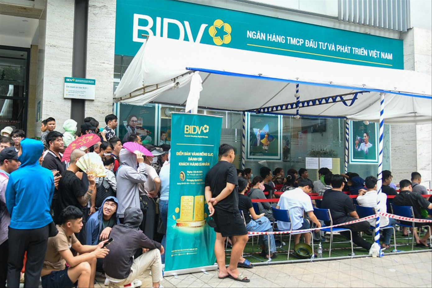 Người dân xếp hàng trước ngân hàng chờ đăng ký mua vàng SJC