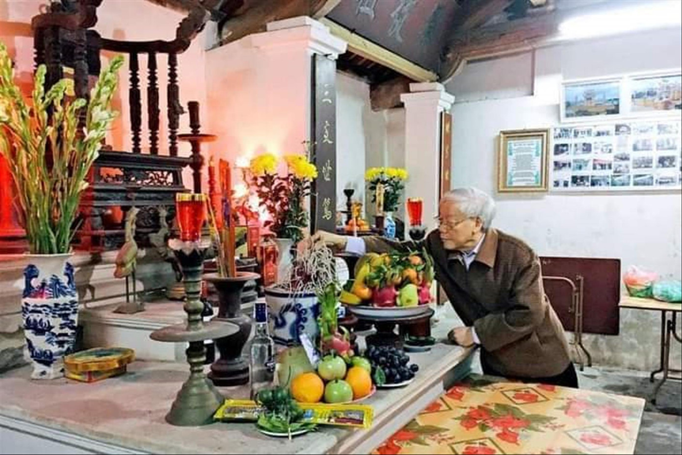 Tổng Bí thư Nguyễn Phú Trọng dâng hương tổ tiên tại nhà thờ họ Nguyễn Phú