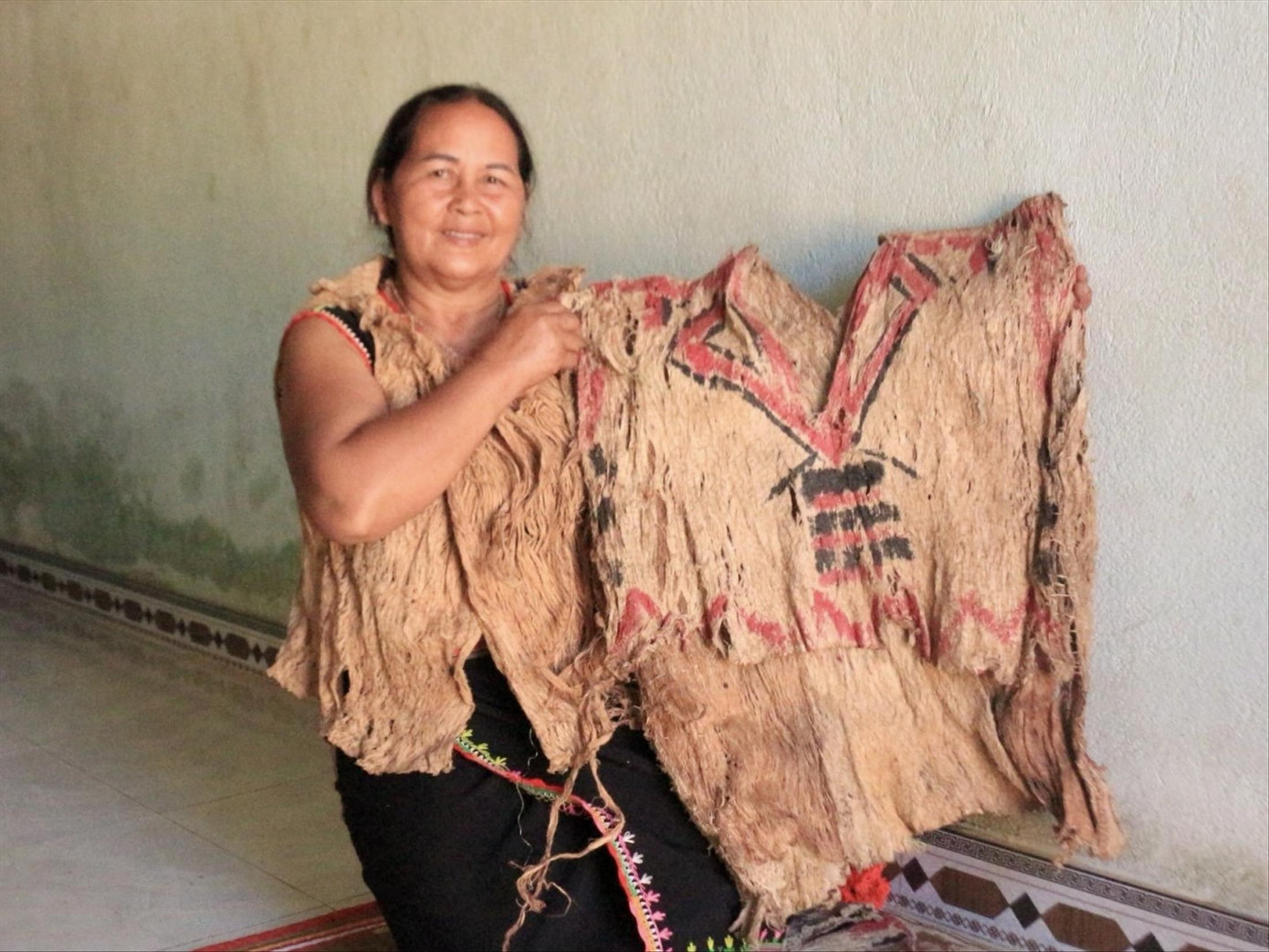 Bà Y Der, nghệ nhân cuối cùng làm trang phục bằng vỏ cây tại xã Ngọk Réo. Bà Y Der, nghệ nhân cuối cùng làm trang phục bằng vỏ cây tại xã Ngọk Réo.