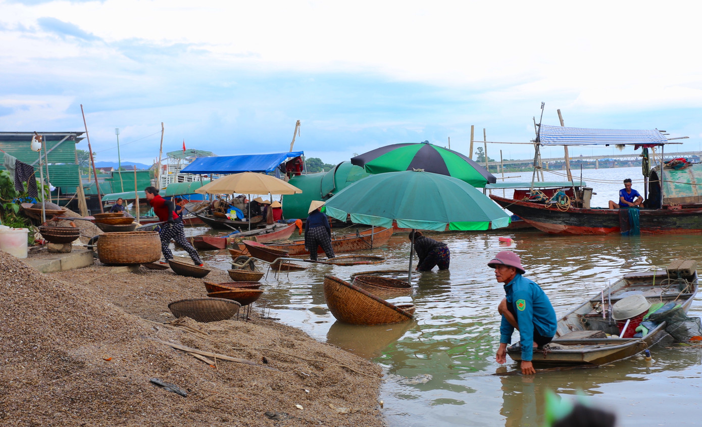 Một góc nhỏ tại làng Bến Hến vào lúc thuyền cập bờ Một góc nhỏ tại làng Bến Hến vào lúc thuyền cập bờ