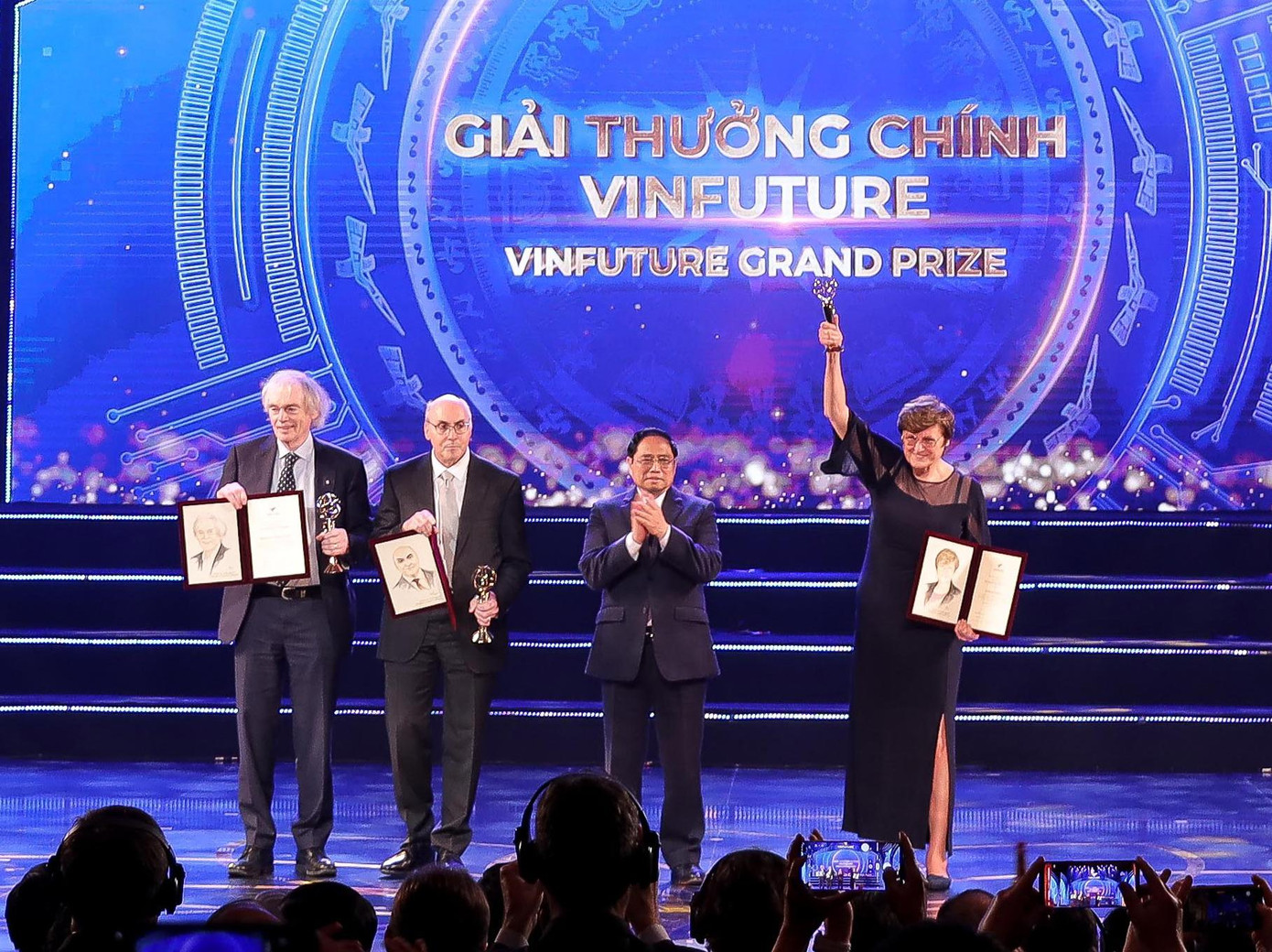 Thủ tướng Phạm Minh Chính và nhóm tác giả giành giải thưởng chính của VinFuture lần thứ nhất Thủ tướng Phạm Minh Chính và nhóm tác giả giành giải thưởng chính của VinFuture lần thứ nhất