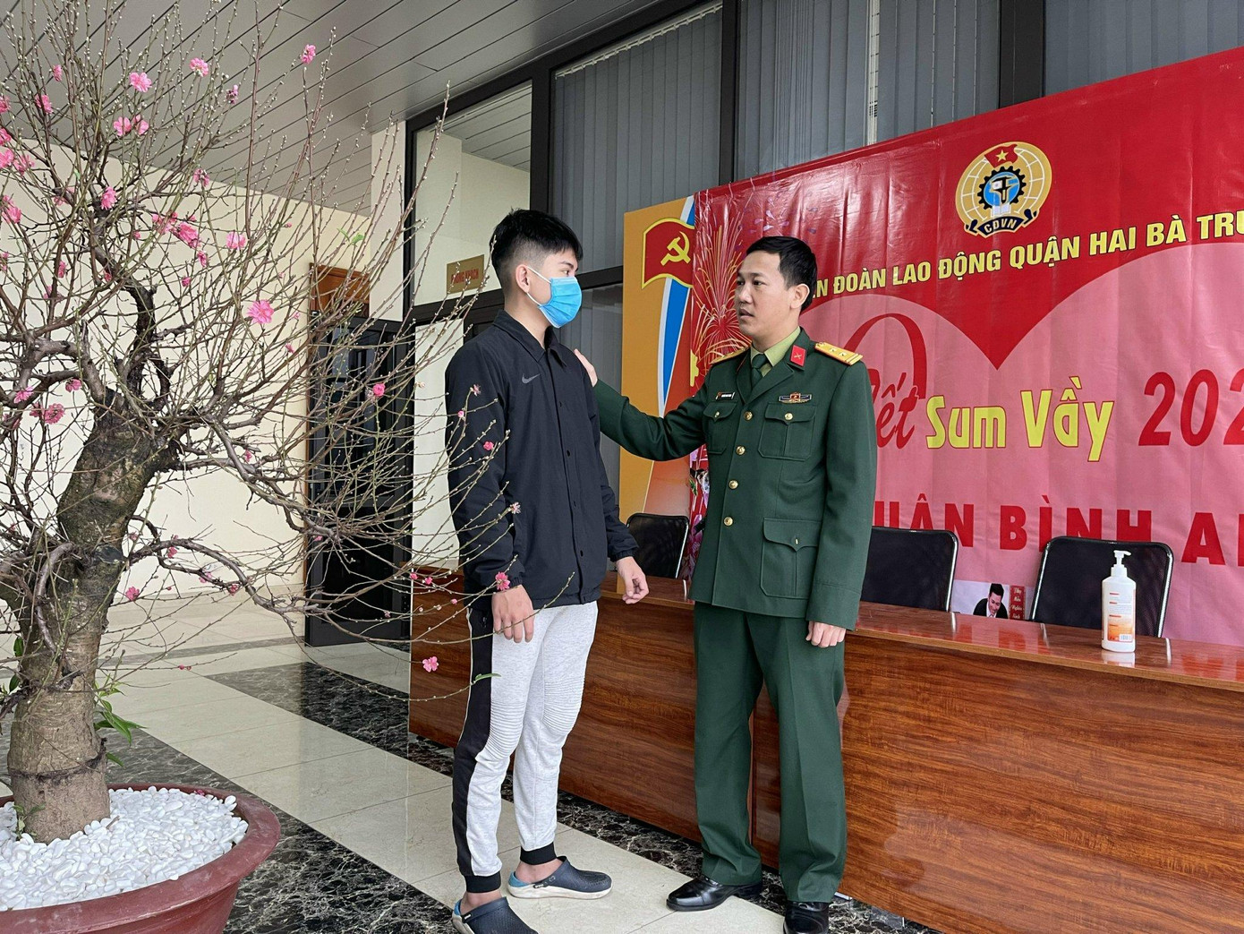 Trung tá Nguyễn Trung Thuận, chính trị viên phó BCH quân sự quận Hai Bà Trưng đang dặn dò Bằng trước ngày nhập ngũ Trung tá Nguyễn Trung Thuận, chính trị viên phó BCH quân sự quận Hai Bà Trưng đang dặn dò Bằng trước ngày nhập ngũ