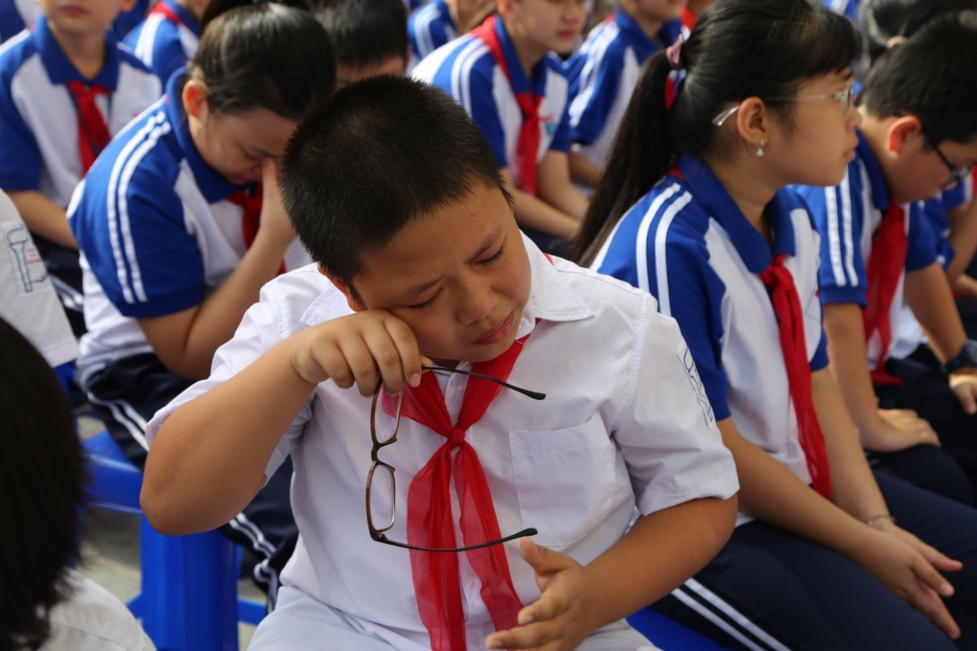 Học sinh 1 trường THCS tại Hà Nội khóc trong chương trình về giáo dục đạo đức, lối sống. Ảnh: Hà Linh