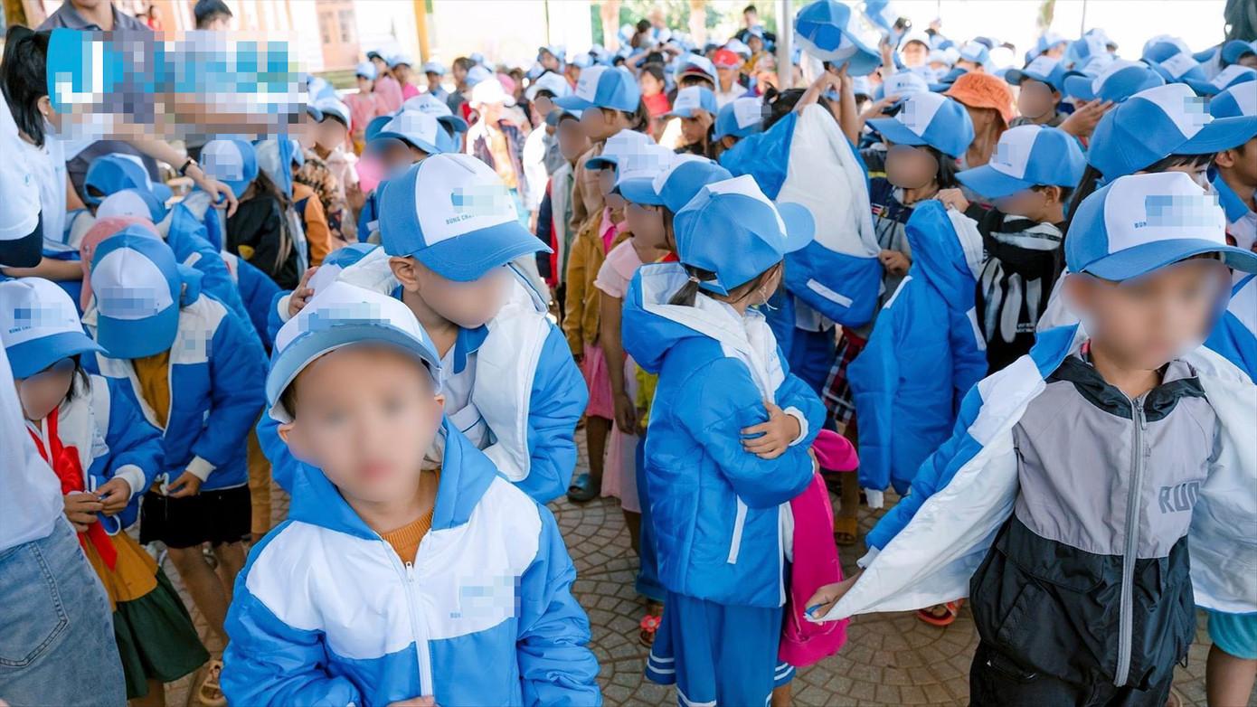 Hơn 600 em học sinh tiểu học mặc áo, đội mũ có in logo, slogan của trang web cờ bạc Jun**.