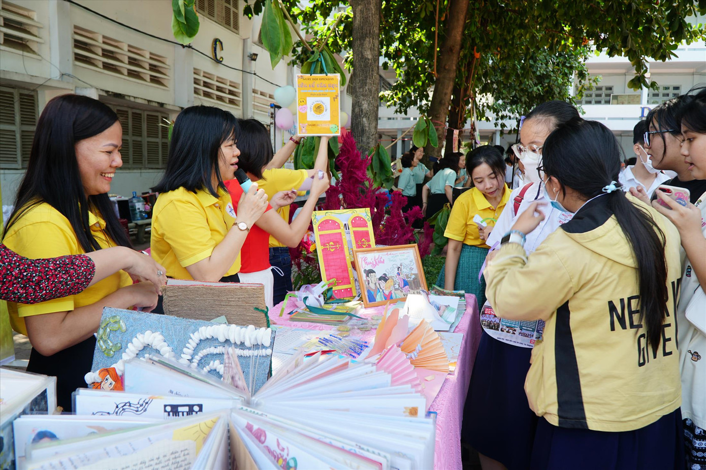 Học sinh lớp 9 tìm hiểu về chương trình lớp 10 của trường THPT Võ Trường Toản (quận 12, TPHCM). Ảnh: Nhàn Lê