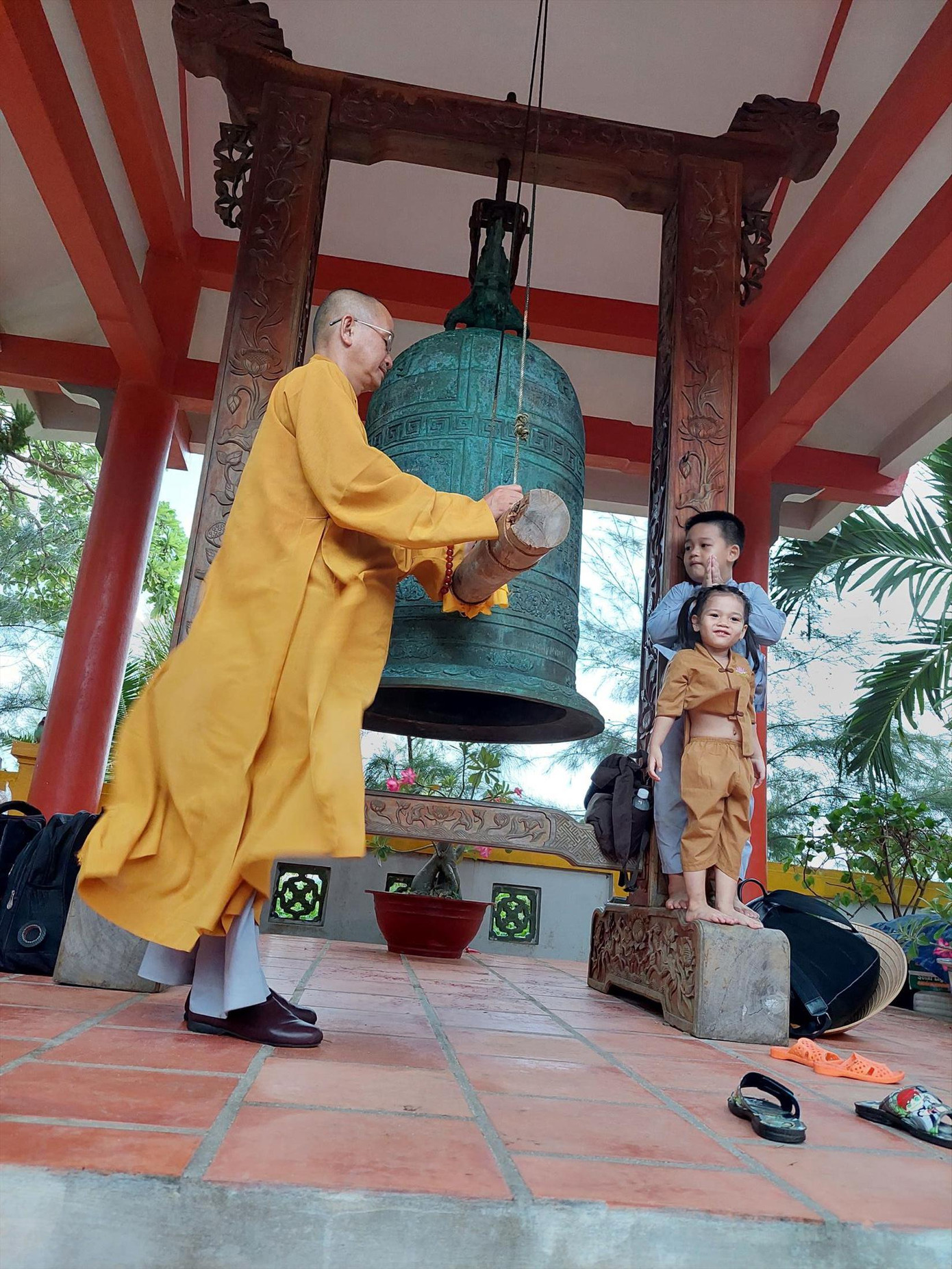 Tiếng chuông hòa bình trên đảo Sinh Tồn. Ảnh: Trần Tuấn Tiếng chuông hòa bình trên đảo Sinh Tồn. Ảnh: Trần Tuấn