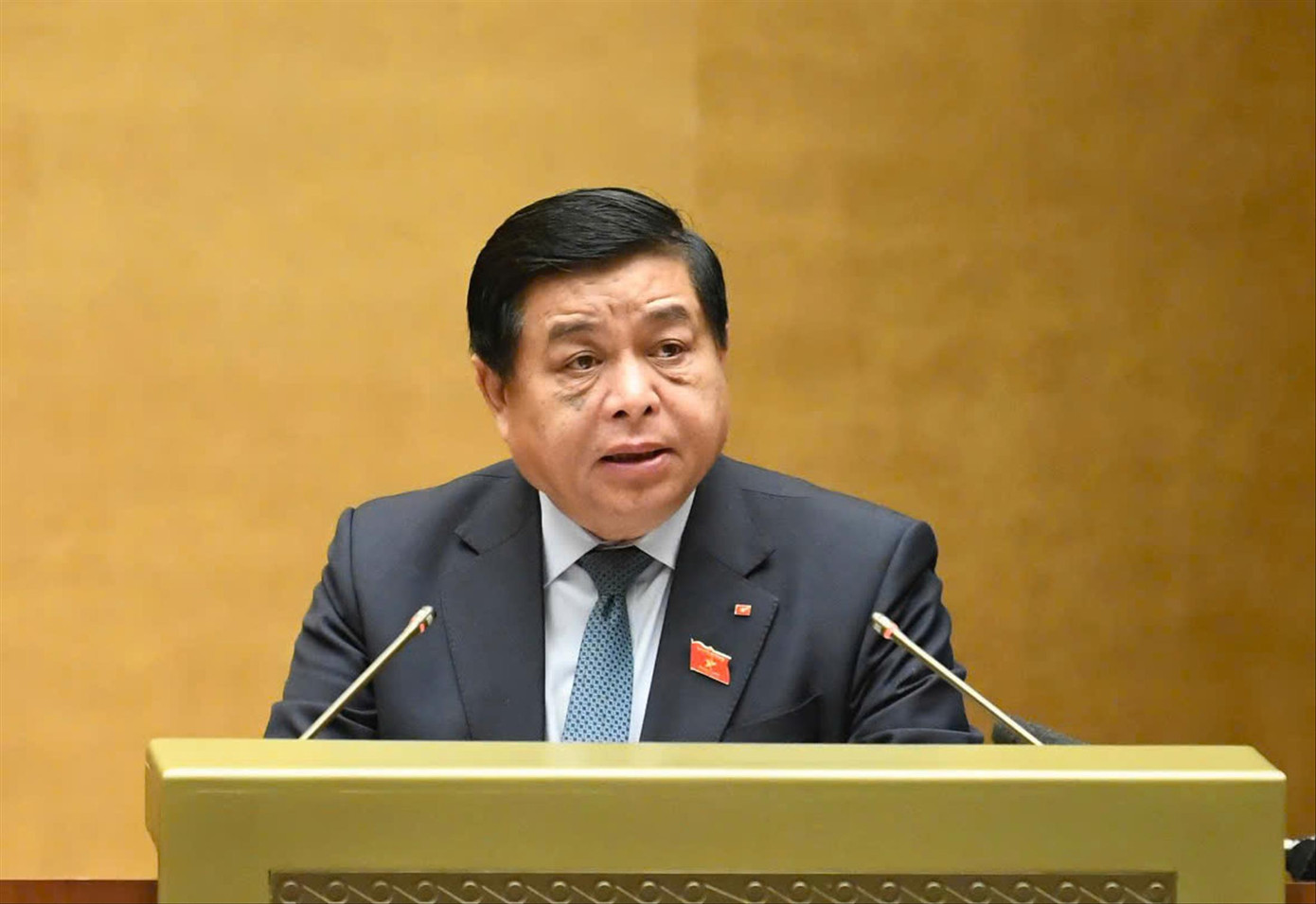 Bộ trưởng Bộ KH&amp;ĐT Nguyễn Chí Dũng trình Quốc hội Đề án bổ sung về phát triển kinh tế - xã hội năm 2025. Ảnh: Như Ý