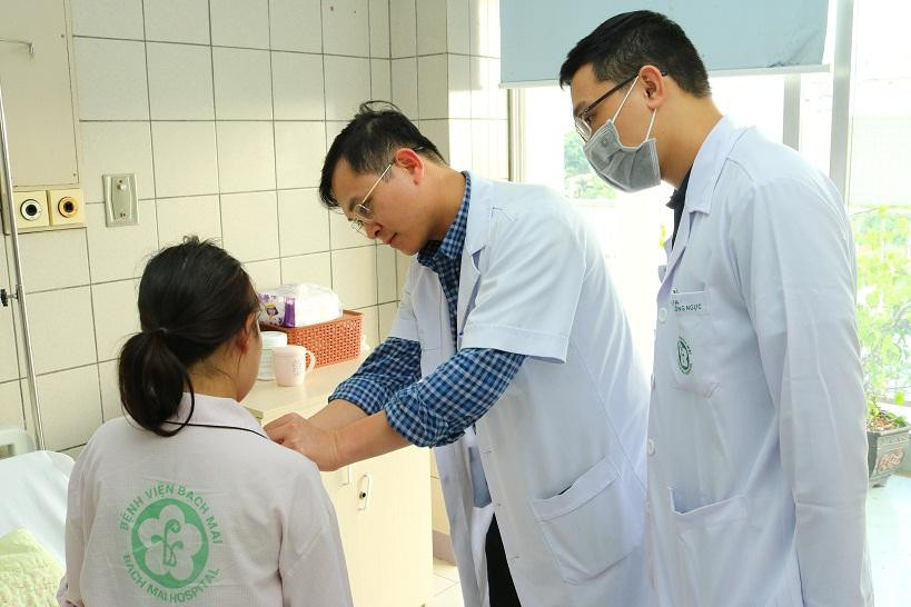 Bác sĩ BV Bạch Mai khám cho bệnh nhân Ảnh: Thái Hà