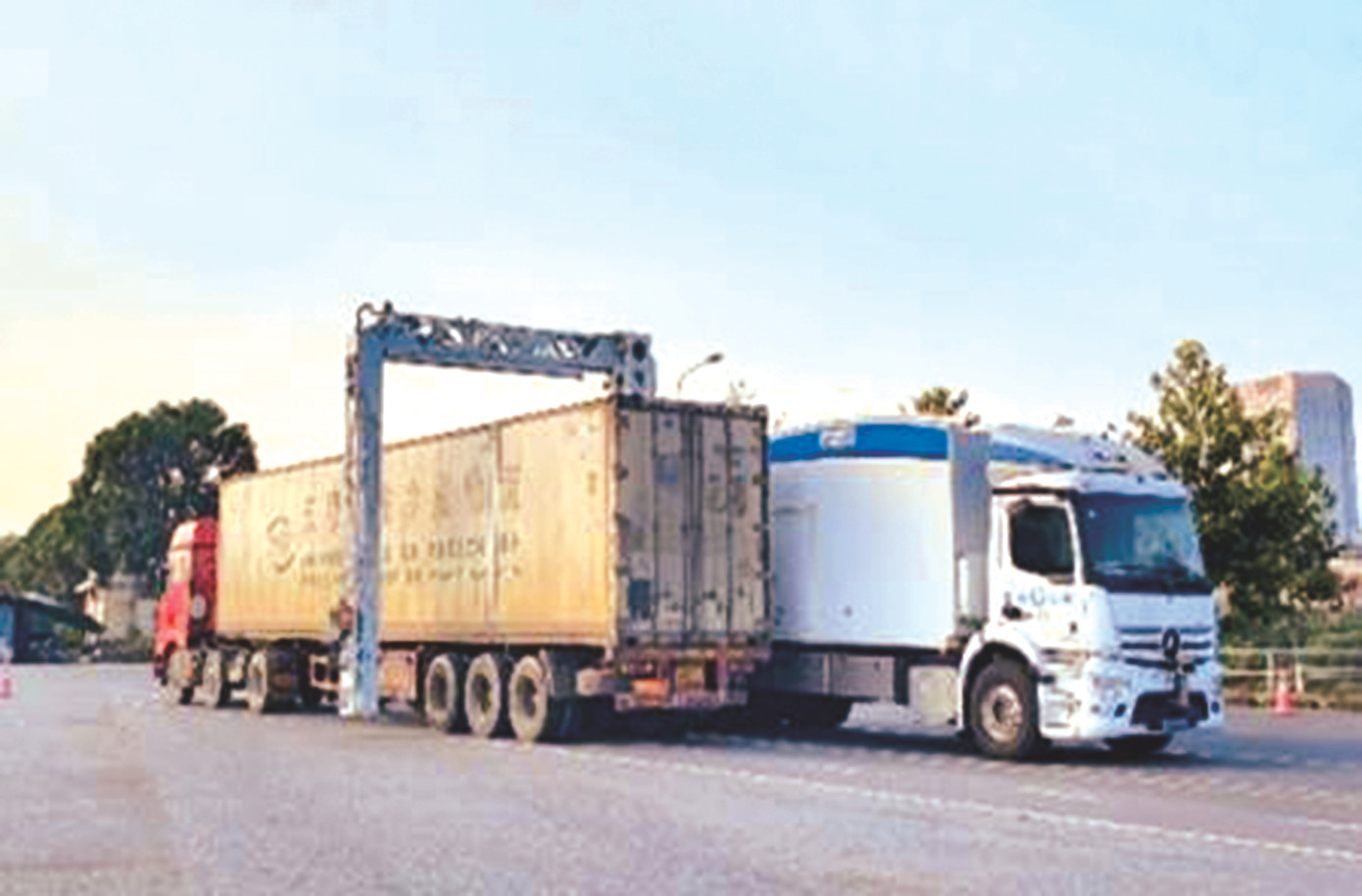 Hoạt động soi chiếu hàng hóa bằng máy soi container tại Cửa khẩu quốc tế đường bộ số II Kim Thành - Lào Cai