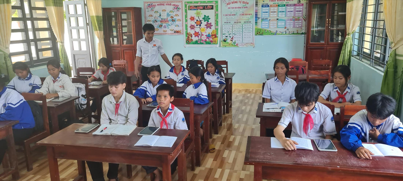 Học sinh Trường Phổ thông Dân tộc bán trú TH&amp;THCS Sơn Liên (huyện Sơn Tây) sử dụng máy tính bảng phục vụ học tập. Ảnh: NN