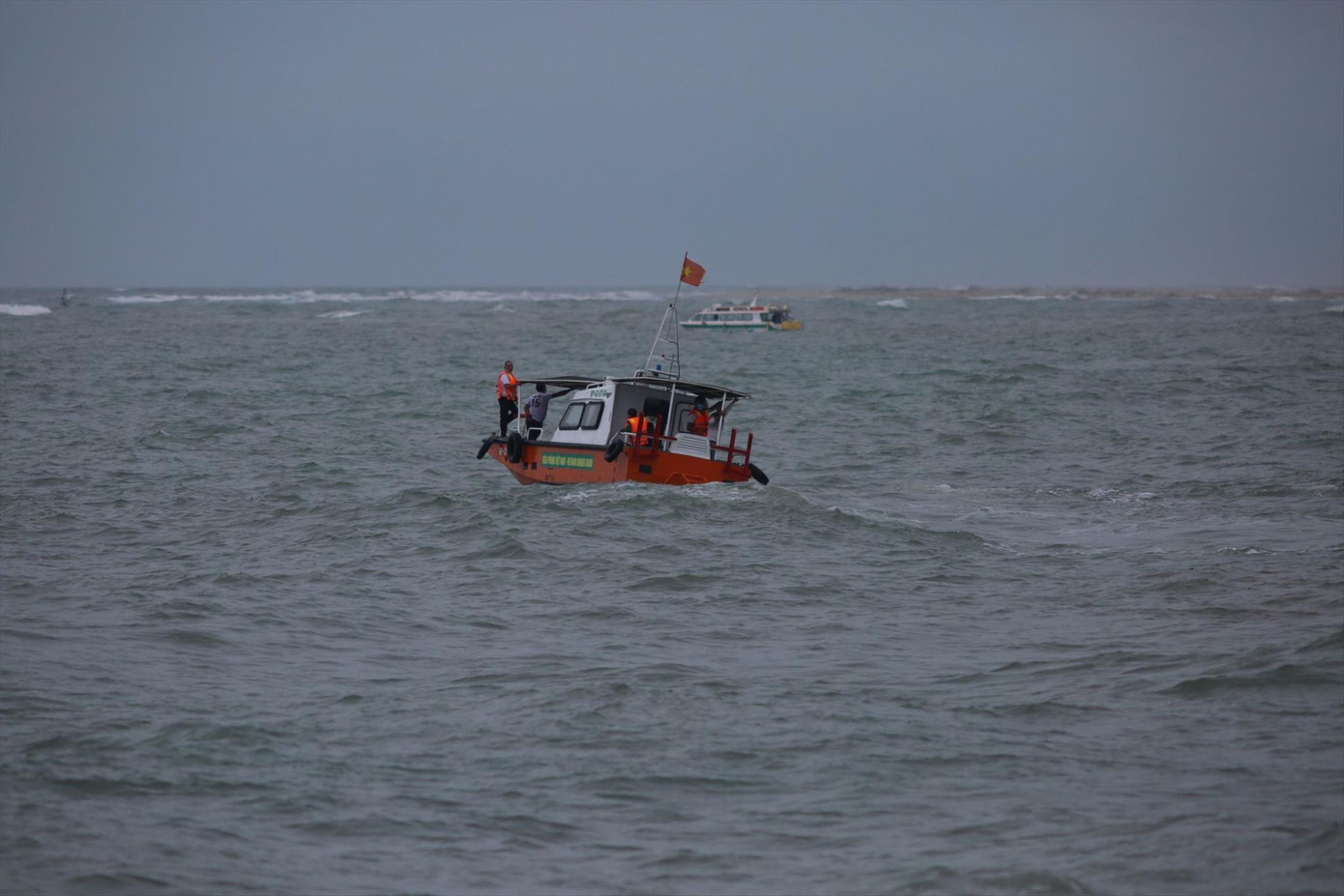 Lực lượng chức năng triển khai tìm kiếm nạn nhân mất tích vụ chìm tàu Lực lượng chức năng triển khai tìm kiếm nạn nhân mất tích vụ chìm tàu