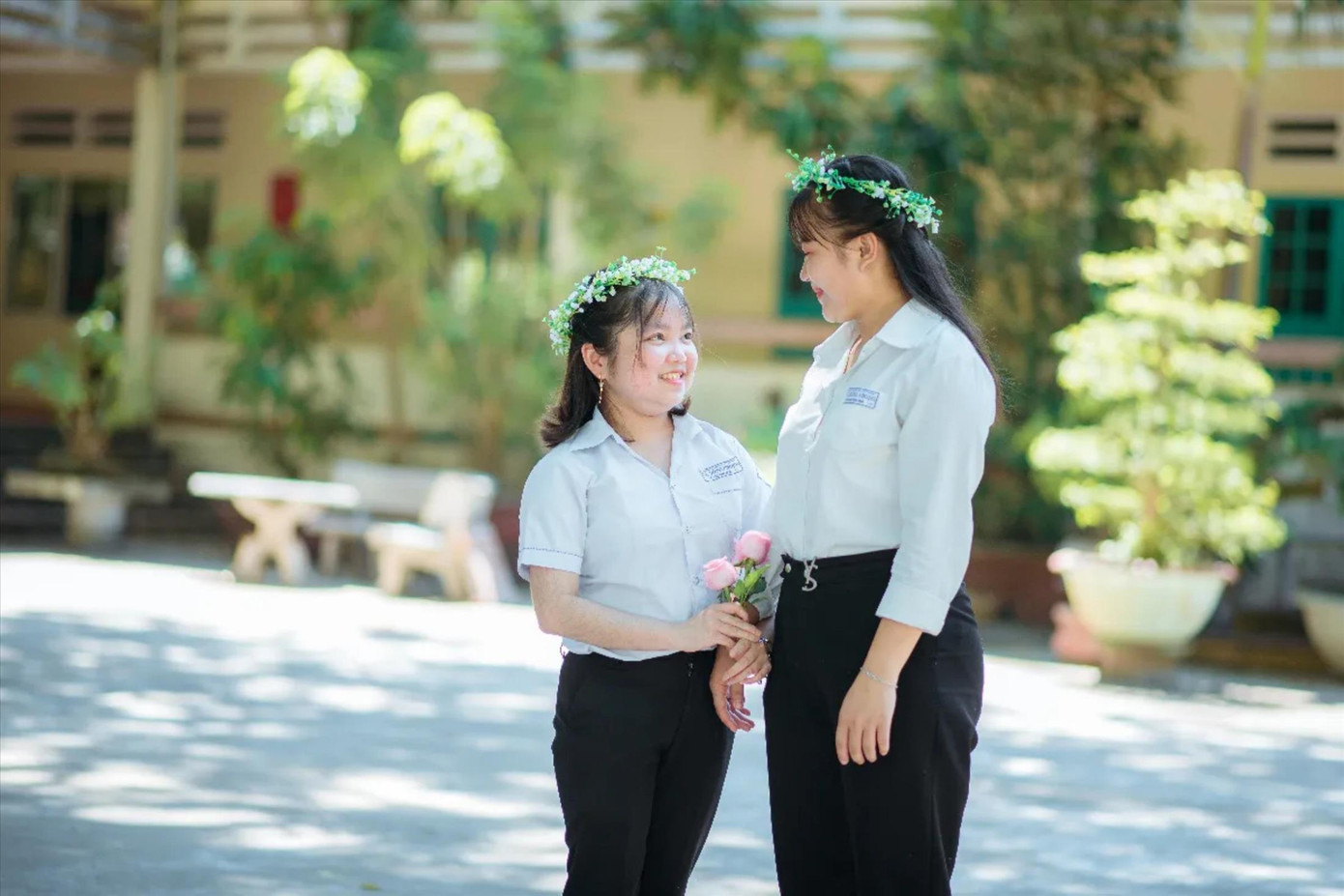 Dẫu có ngoại hình khác biệt so với bạn bè đồng trang lứa, nhưng Kim Hoa luôn vui vẻ, lạc quan