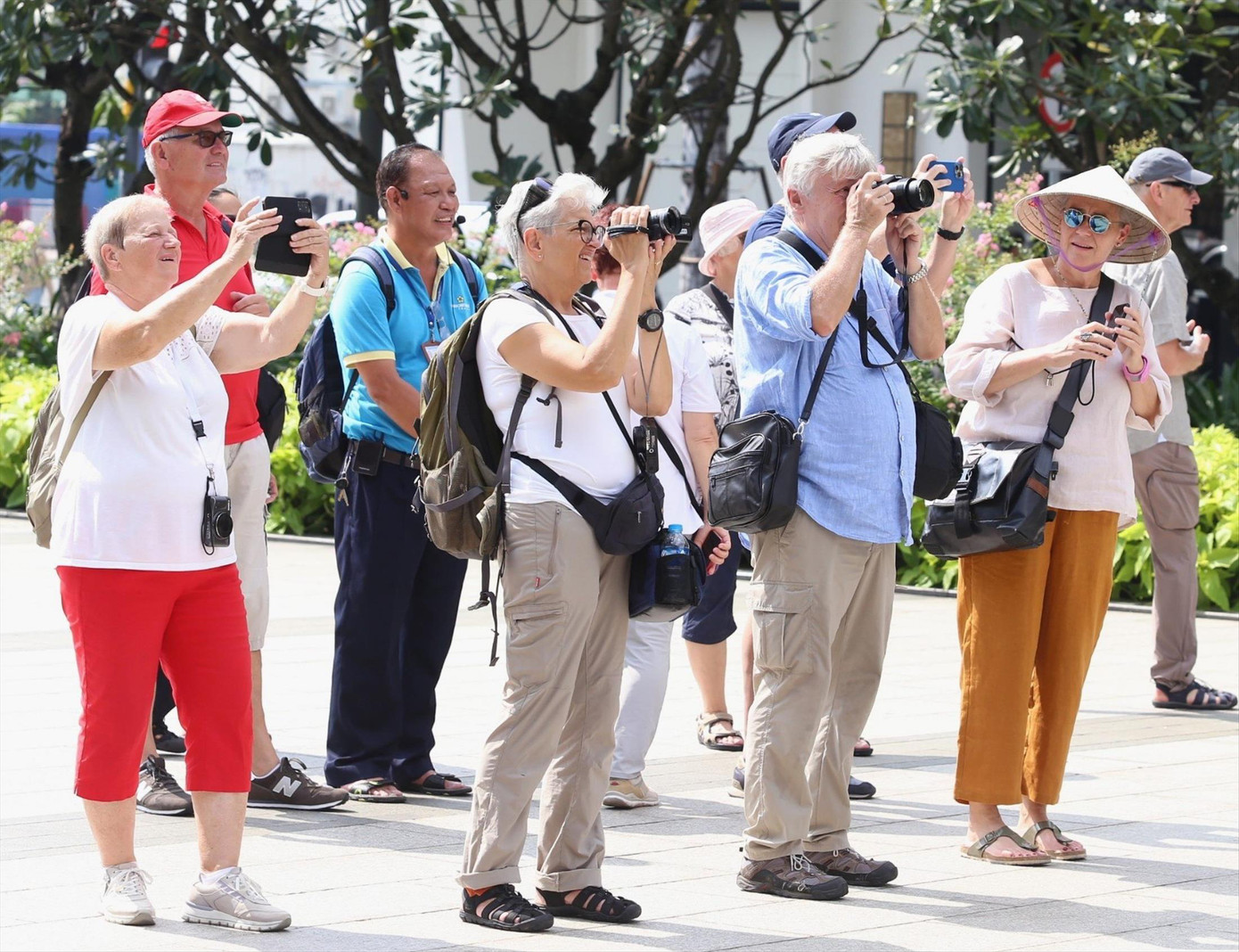 Du khách chụp hình tại khu Phố đi bộ Nguyễn Huệ (quận 1)
