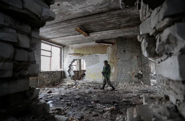 Một ngôi trường nằm gần chiến tuyến ở Luhansk, Ukraine bị hư hại nặng nề Ảnh: Reuters Một ngôi trường nằm gần chiến tuyến ở Luhansk, Ukraine bị hư hại nặng nề Ảnh: Reuters