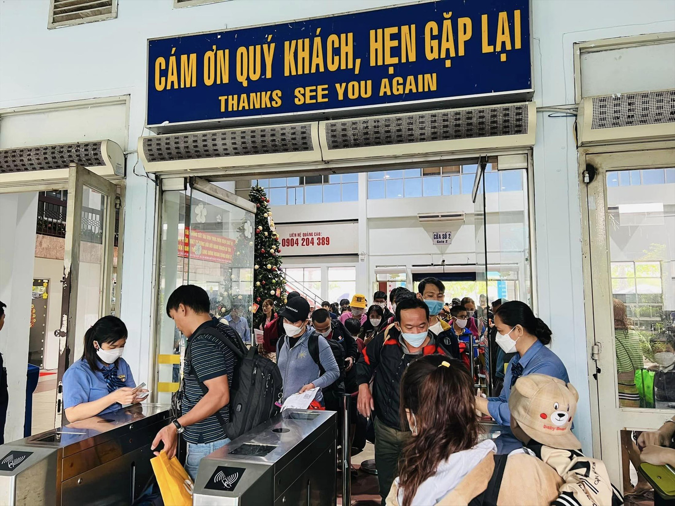 Hành khách làm thủ tục soát vé tại ga Sài Gòn