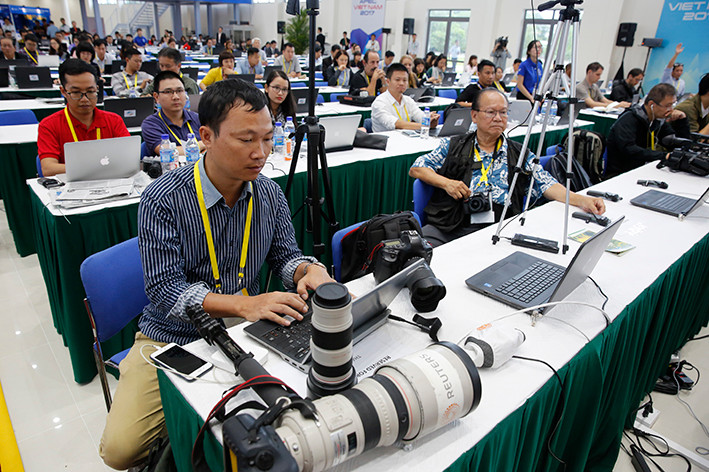 Phóng viên Việt Nam và quốc tế tác nghiệp tại một sự kiện lớn. Ảnh: Hồng Vĩnh