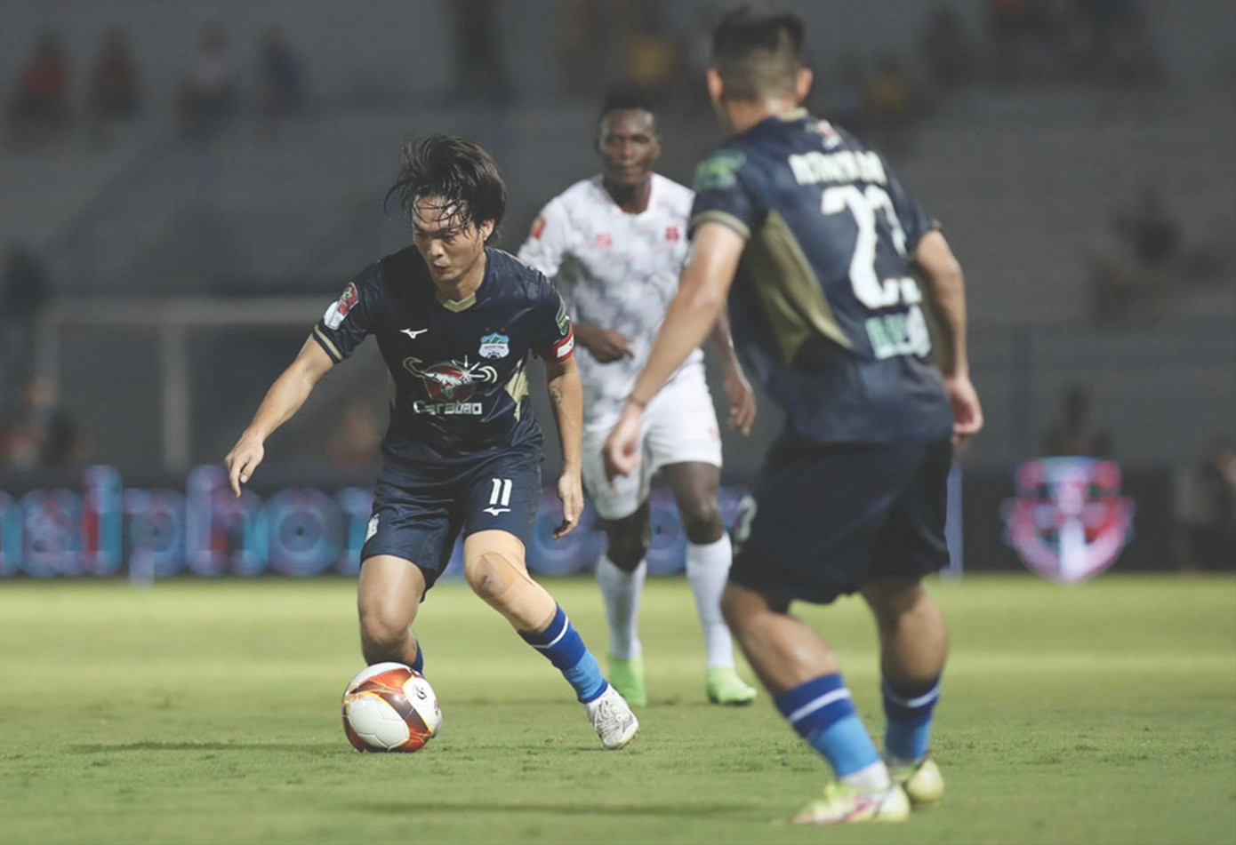 Thêm một mùa giải HAGL thi đấu không thành công dù có sự dẫn dắt của HLV Kiatisuk Senamuang Ảnh: Anh Tú Thêm một mùa giải HAGL thi đấu không thành công dù có sự dẫn dắt của HLV Kiatisuk Senamuang Ảnh: Anh Tú