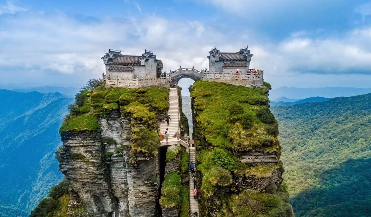 Đền đôi trên đỉnh núi Phạm Tịnh ở Quý Châu (năm 2018, núi được UNESCO công nhận di sản thiên nhiên thế giới). Ảnh: Barcroft Media