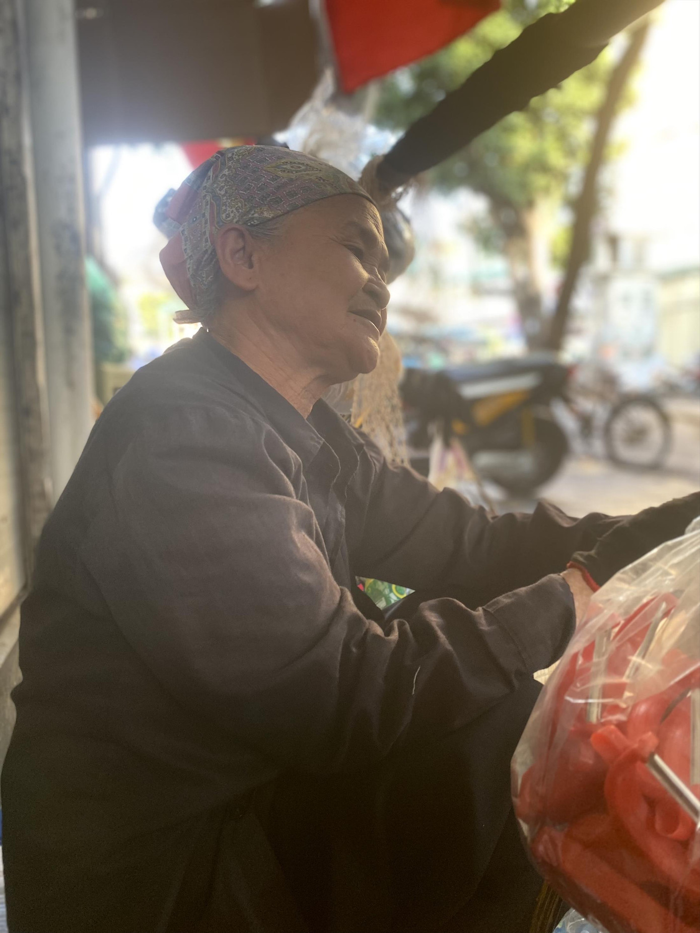 Bà Trần Thị Thơm, người đã có thâm niên bán hàng rong 42 năm ở phố cổ Hà Nội Bà Trần Thị Thơm, người đã có thâm niên bán hàng rong 42 năm ở phố cổ Hà Nội