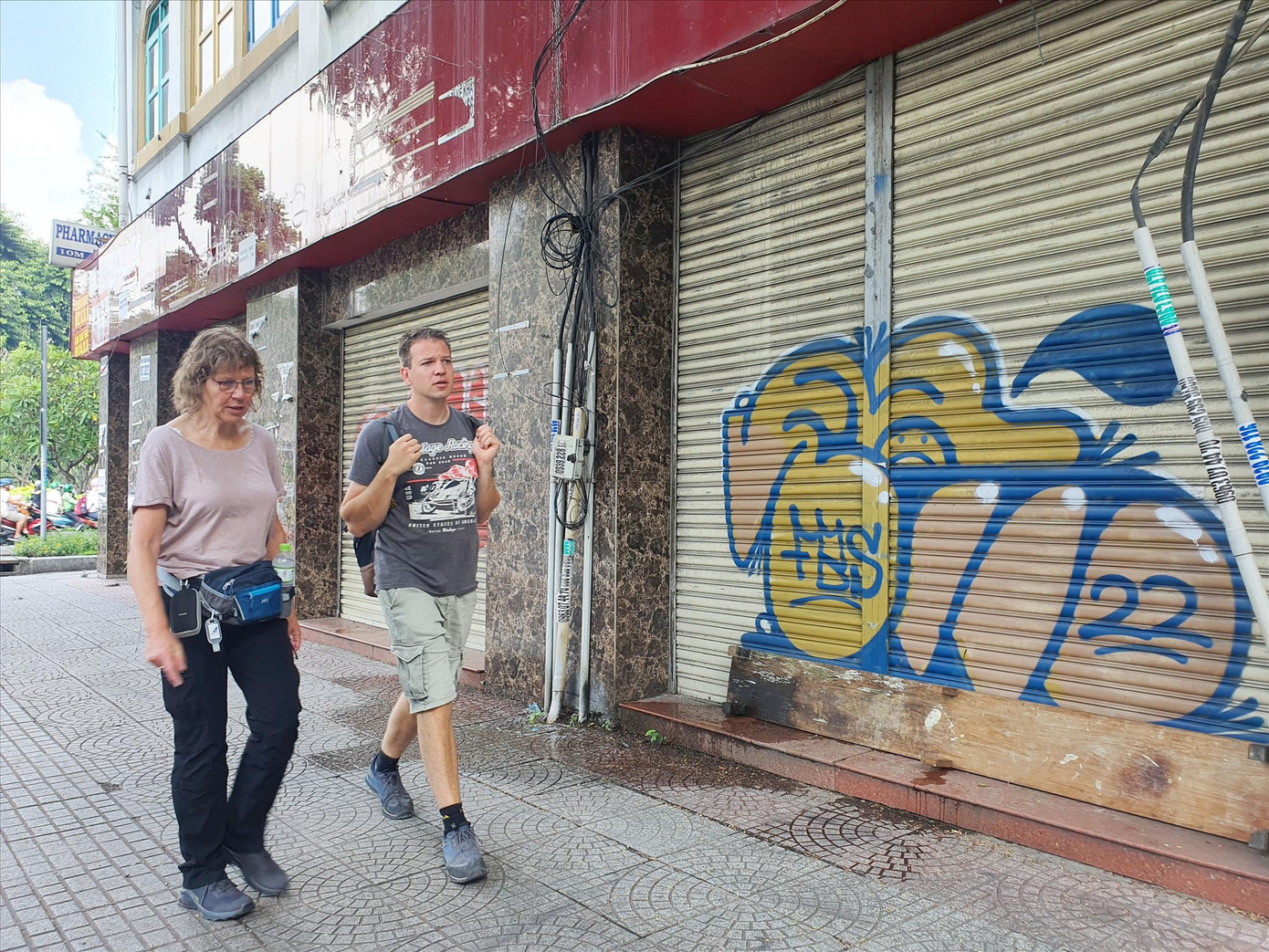 Cửa nhà dân trên đường Lý Tự Trọng (quận 1, TPHCM) bị vẽ bậy Ảnh: ngô bình