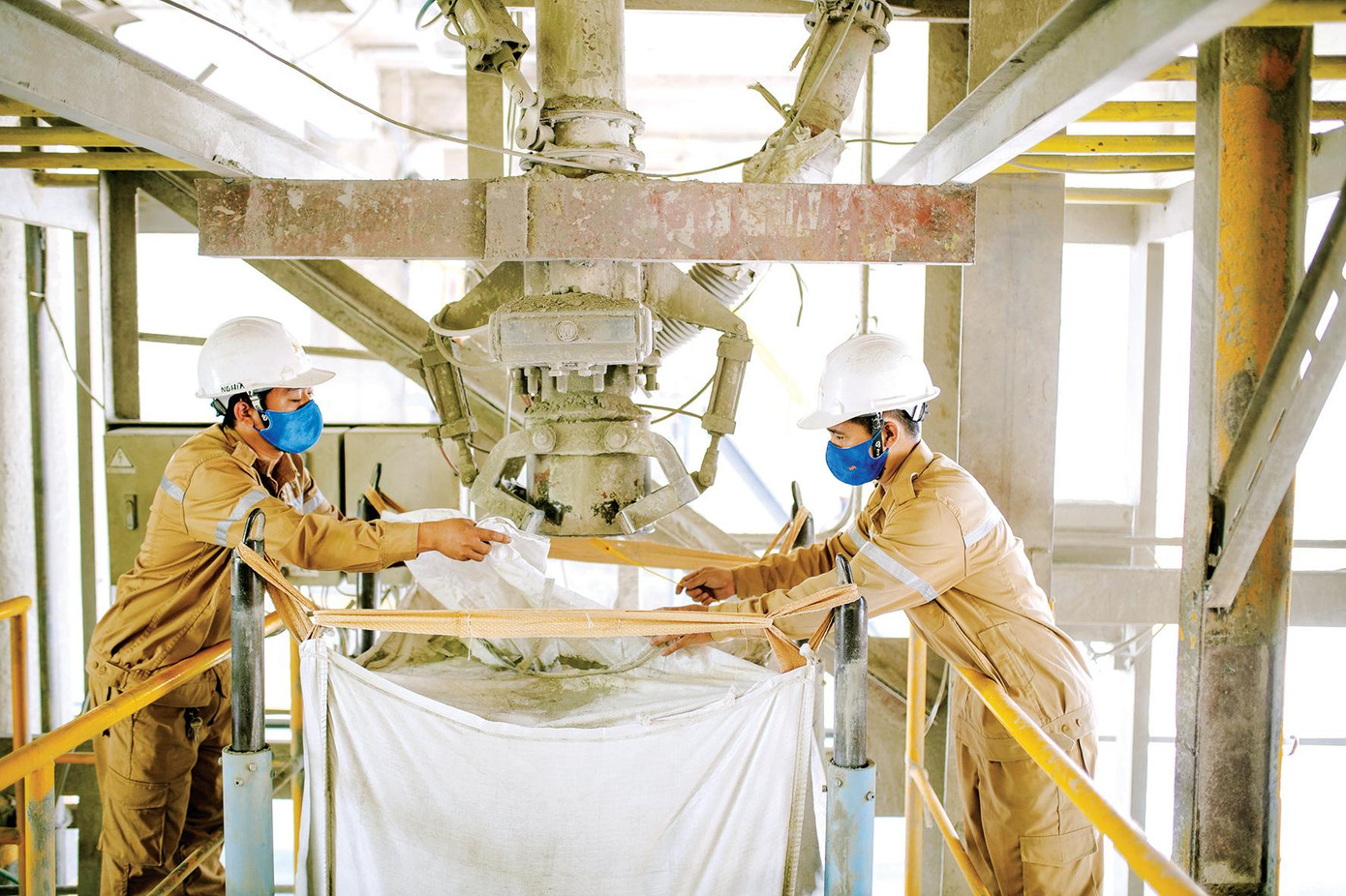 Hoạt động công nhân nhà máy xi măng Hoạt động công nhân nhà máy xi măng