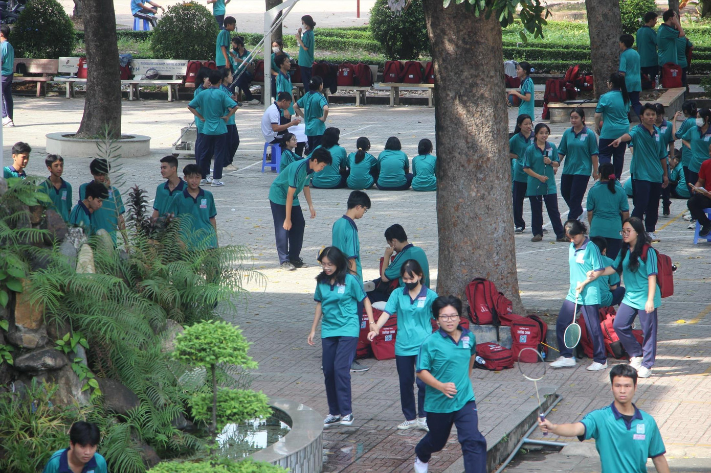 Học sinh Trường Tiểu học Lê Văn Thọ (quận Gò Vấp) tổ chức học vào buổi sáng, nơi có bóng râm để đảm bảo sức khỏe cho học sinh. Ảnh: Nhàn Lê