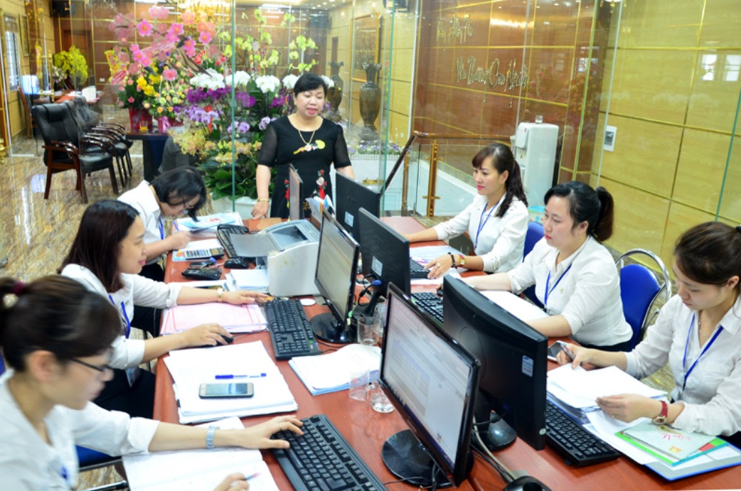 Bà Phạm Thị Cúc (người đứng giữa) thâu tóm nhiều gói thầu bất thường tại các công ty thành viên TKV Ảnh: Báo Quảng Ninh