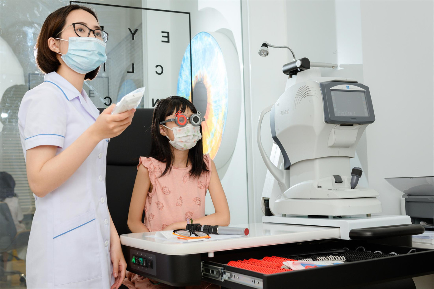 Bác sĩ khám mắt cho trẻ em