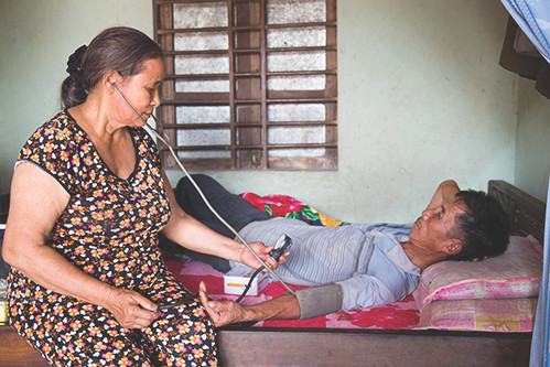 Về với thời bình, o du kích Chẫm năm nào vẫn miệt mài cống hiến bằng nghề y. Về với thời bình, o du kích Chẫm năm nào vẫn miệt mài cống hiến bằng nghề y.