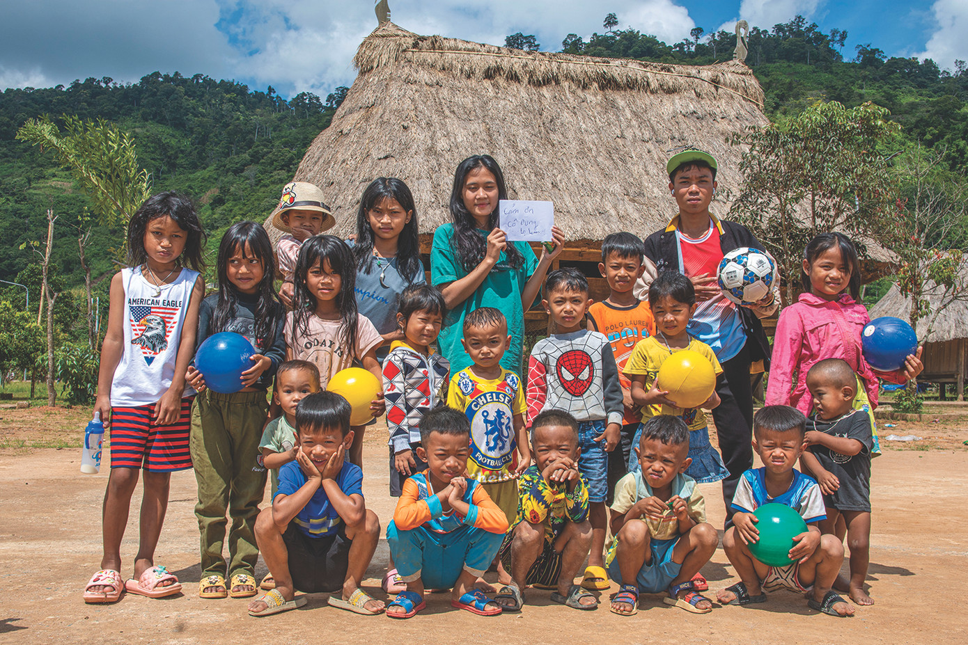 Các cô bé, cậu bé trên dãy Trường Sơn vui nhất là khi được tặng bóng đá. Ảnh: Văn Chương Các cô bé, cậu bé trên dãy Trường Sơn vui nhất là khi được tặng bóng đá. Ảnh: Văn Chương