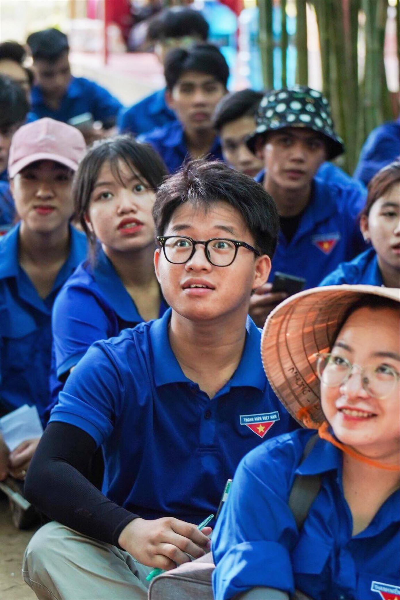 Cao Xuân Trí Anh (người đeo kính) cùng 70 tình nguyện viên của trường tham gia Mùa hè xanh ở Tam Lộc Cao Xuân Trí Anh (người đeo kính) cùng 70 tình nguyện viên của trường tham gia Mùa hè xanh ở Tam Lộc