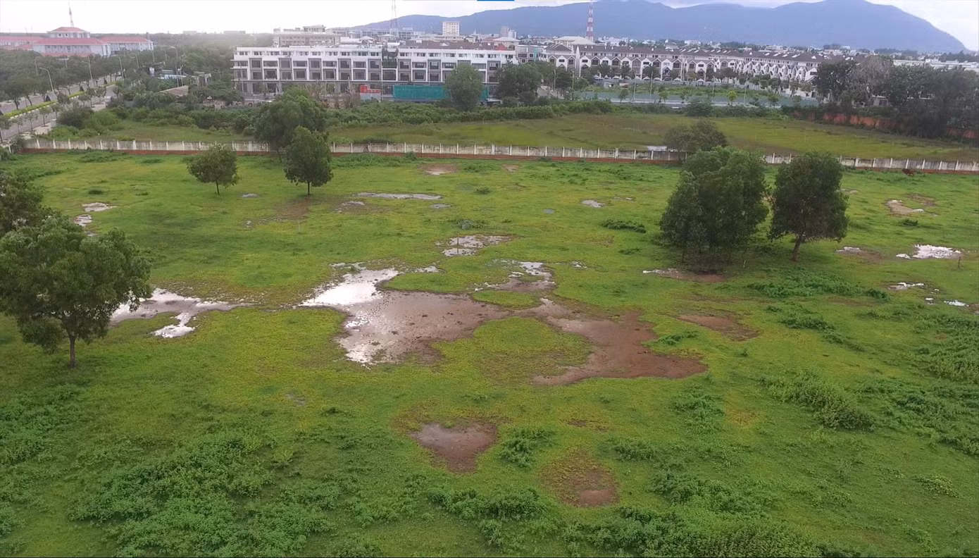 Dự án Trung tâm Dạy nghề và Hỗ trợ việc làm nông dân khu vực Đông Nam bộ (Bà Rịa -Vũng Tàu) chậm tiến độ, cỏ mọc um tùm. Ảnh: QH