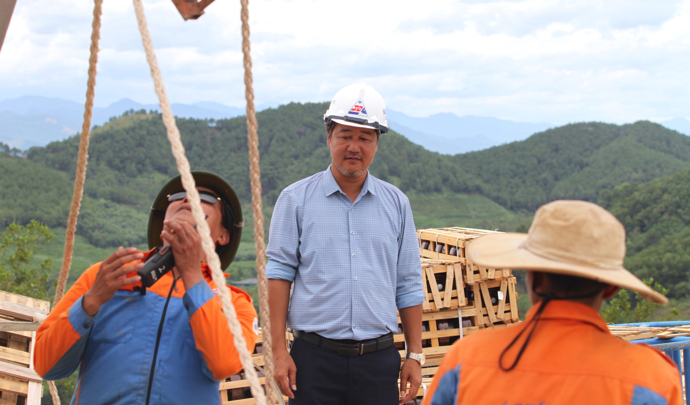 Ông Nguyễn Văn Dũng - Phó Tổng Giám đốc Công ty CP Sông Đà 11 (giữa) túc trực tại công trường để động viên anh em công nhân giữ tinh thần tốt làm việc.