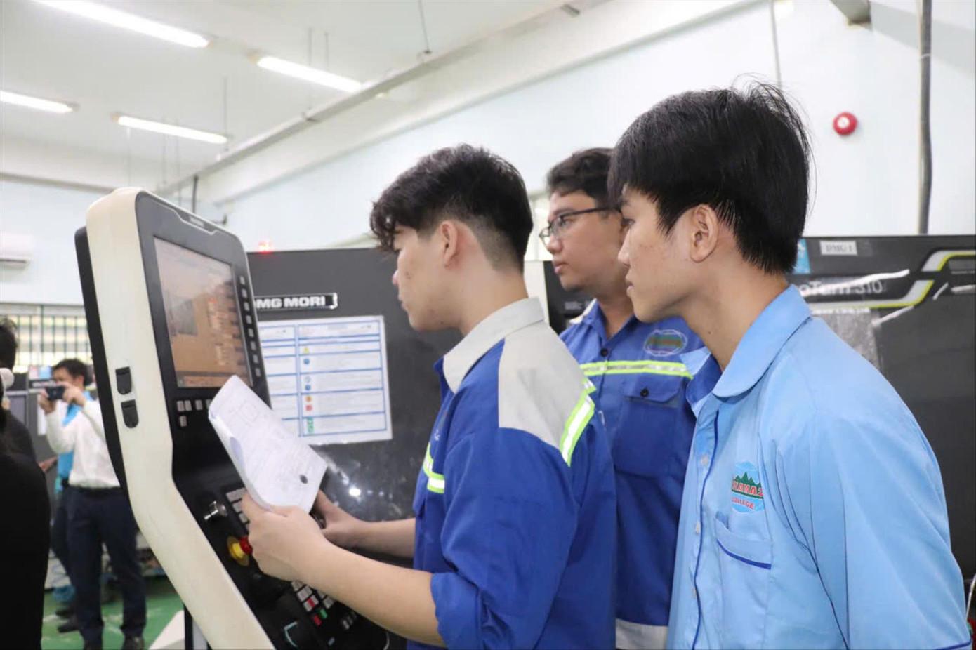 Sinh viên Khoa điện, điện tử Trường Đại học Lạc Hồng một ngành được định hướng cung ứng nhân lực cho hoạt động sân bay Long Thành. Sinh viên Khoa điện, điện tử Trường Đại học Lạc Hồng một ngành được định hướng cung ứng nhân lực cho hoạt động sân bay Long Thành.