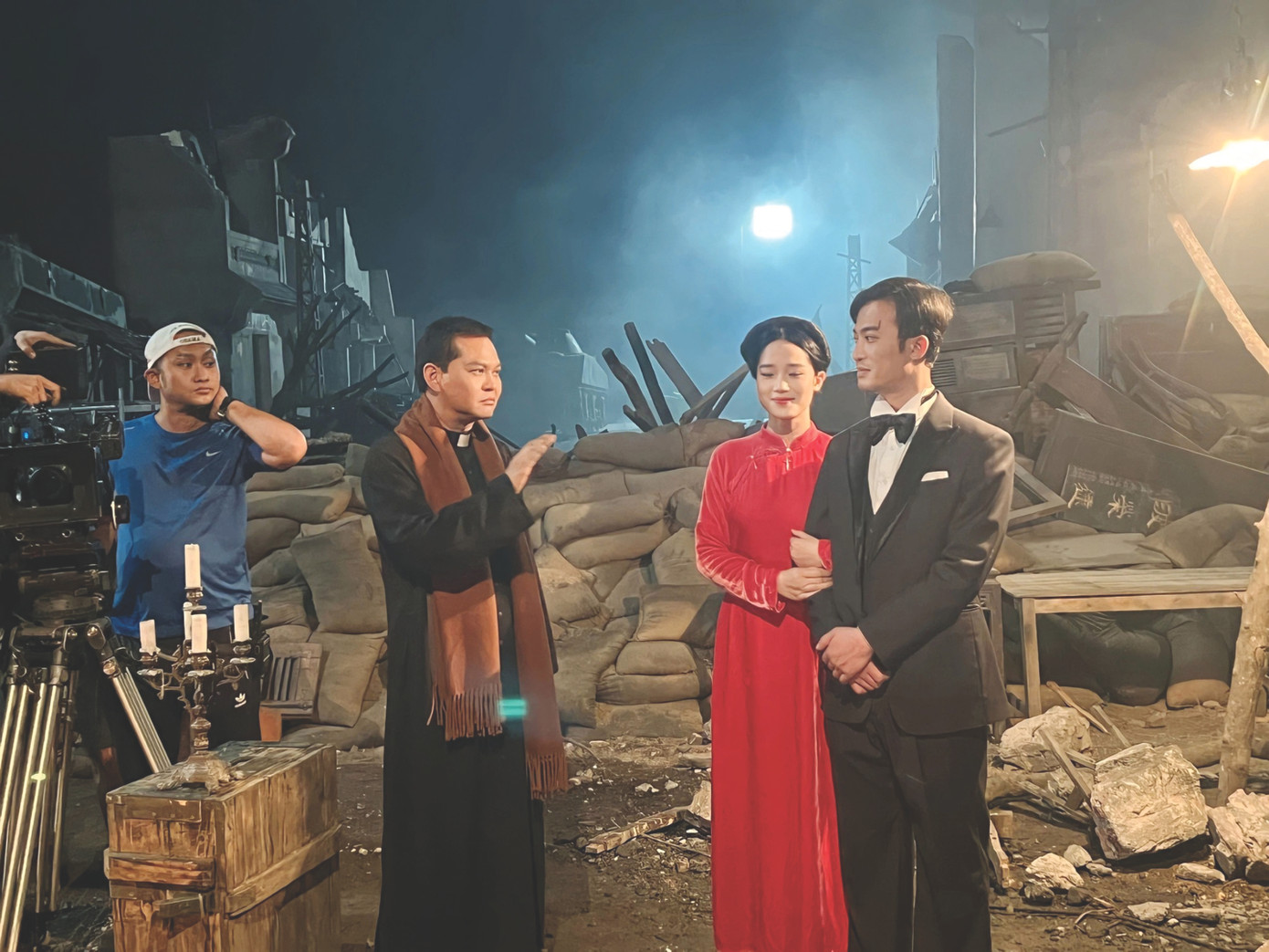 Mối tình đẹp trong lửa đạn giữa Thục Hương (Cao Thùy Linh) và Văn Dân (Doãn Quốc Đam) trên phim trường Đào, Phở, và Piano.