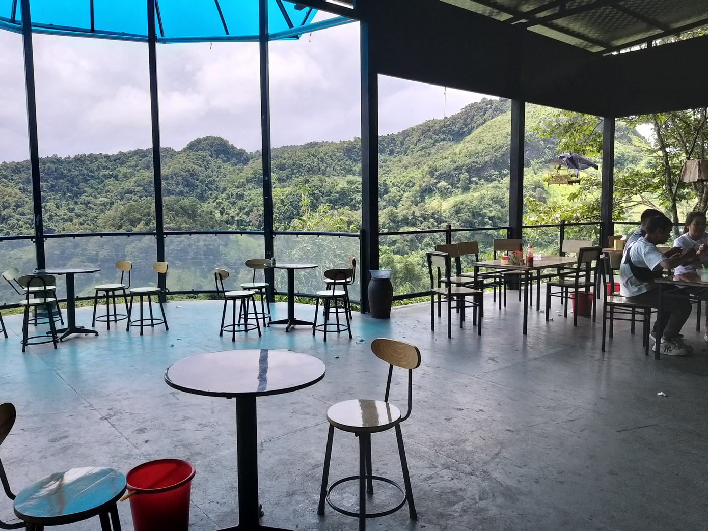 Nhà hàng nhìn ra phong cảnh núi non do con trai chị Bàn Thị Phin thiết kế Nhà hàng nhìn ra phong cảnh núi non do con trai chị Bàn Thị Phin thiết kế