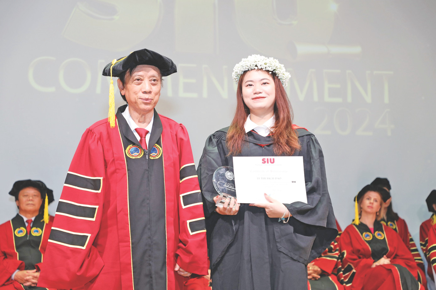 Lê Thị Bích Đào (phải) chỉ mất 3,5 năm để chinh phục danh hiệu thủ khoa Trường ĐH Quốc tế Sài Gòn, tốt nghiệp sớm hơn các bạn cùng khóa Lê Thị Bích Đào (phải) chỉ mất 3,5 năm để chinh phục danh hiệu thủ khoa Trường ĐH Quốc tế Sài Gòn, tốt nghiệp sớm hơn các bạn cùng khóa