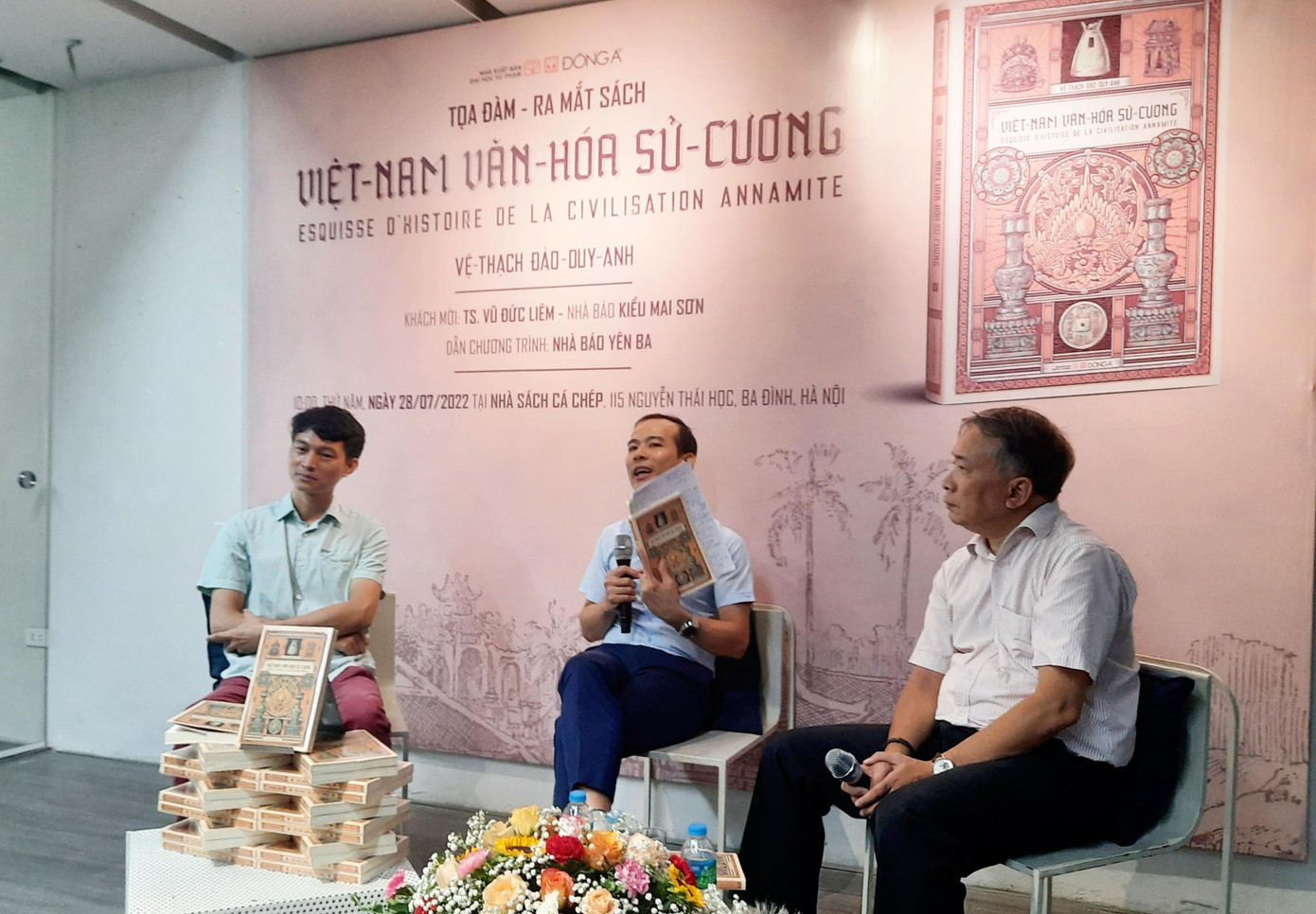 Từ trái qua: Nhà báo Kiều Mai Sơn, TS Vũ Đức Liêm và nhà báo Yên Ba bàn luận về Việt Nam văn hóa sử cương Ảnh: N.M.Hà Từ trái qua: Nhà báo Kiều Mai Sơn, TS Vũ Đức Liêm và nhà báo Yên Ba bàn luận về Việt Nam văn hóa sử cương Ảnh: N.M.Hà