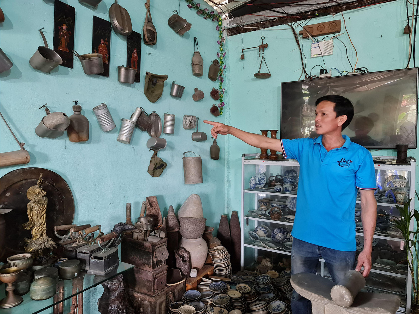 Anh Lê Quang Siêng giới thiệu góc vật dụng từ thời chiến tranh