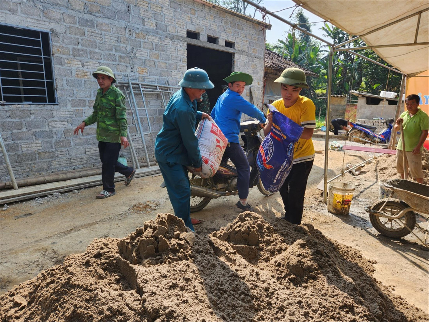 Đoàn viên, thanh niên hăng hái tham gia xây nhà cho em Hoàng Thu Thảo. Ảnh: Duy Chiến Đoàn viên, thanh niên hăng hái tham gia xây nhà cho em Hoàng Thu Thảo. Ảnh: Duy Chiến