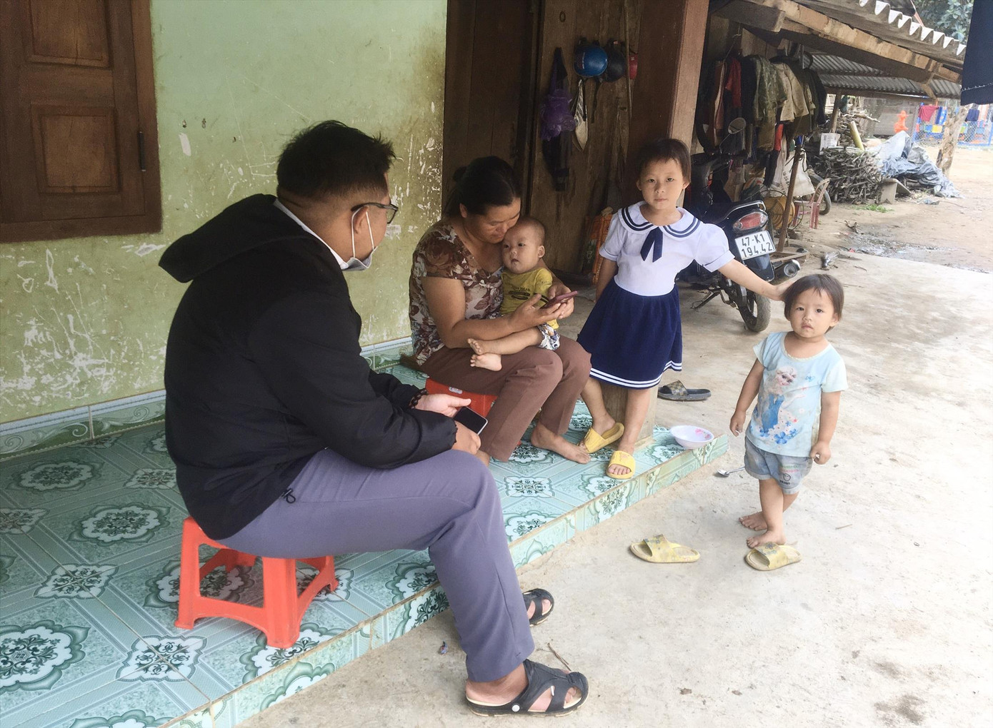 Cán bộ xã tuyên truyền cho người dân về hệ lụy của việc tảo hôn Cán bộ xã tuyên truyền cho người dân về hệ lụy của việc tảo hôn