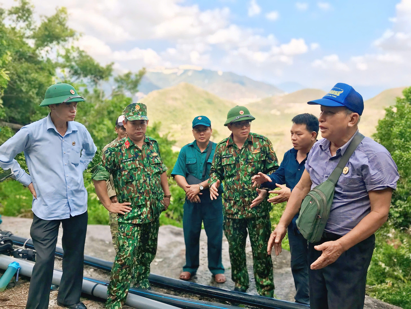 Ông Nguyễn Văn Thành (bìa phải) tham gia công tác tìm kiếm, quy tập hài cốt liệt sĩ tại căn cứ Đồng Bò. Ảnh: Tỉnh đội Khánh Hòa